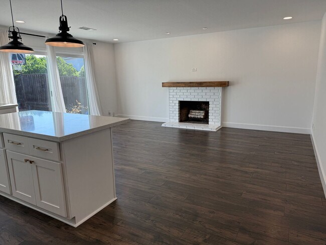 Foto del edificio - Remodeled 4 Bedroom 2 Bath Home in the des...