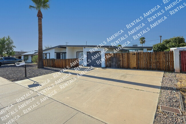 Building Photo - 2110 W Greenbriar Dr