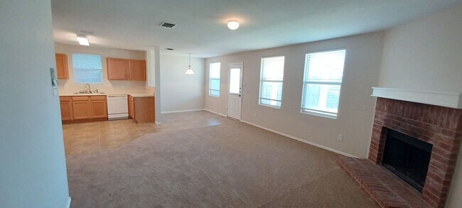 Foto del edificio - Spacious & Move In Ready 4/2/2 in Lancaster!