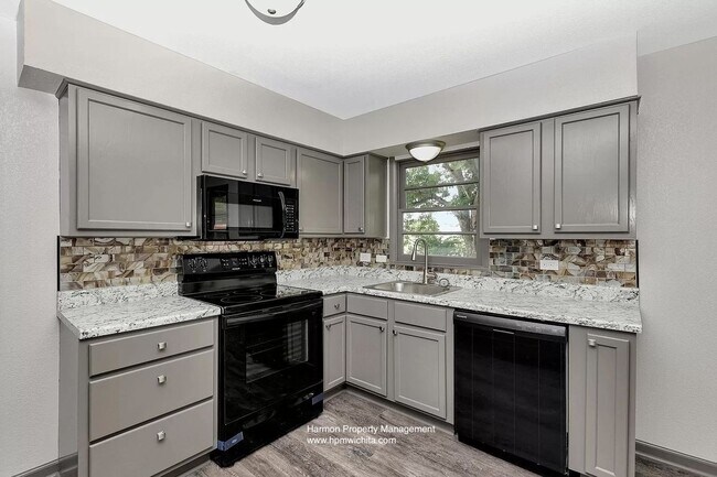 Building Photo - Newly renovated large 3 bed 1 bath home fo...