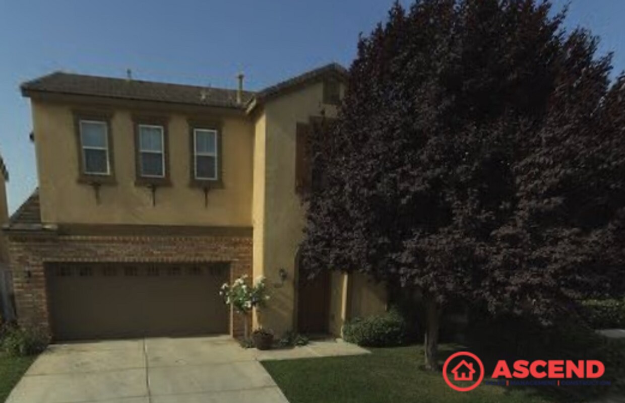 Foto principal - 4 Bedroom Home Located in Gated Community!