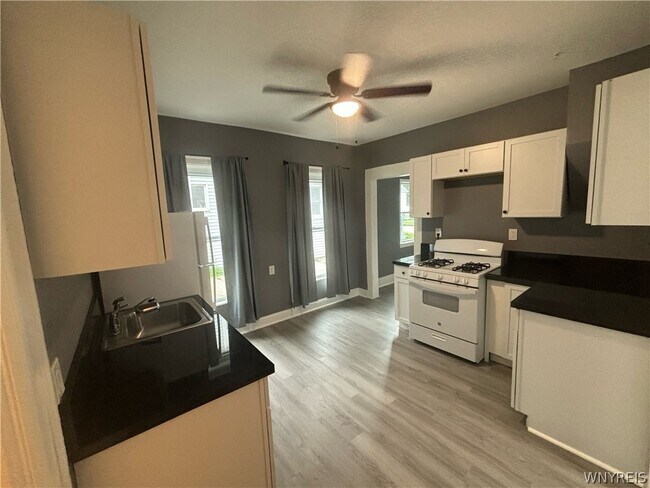 Foto del edificio - 165 Roland Ave