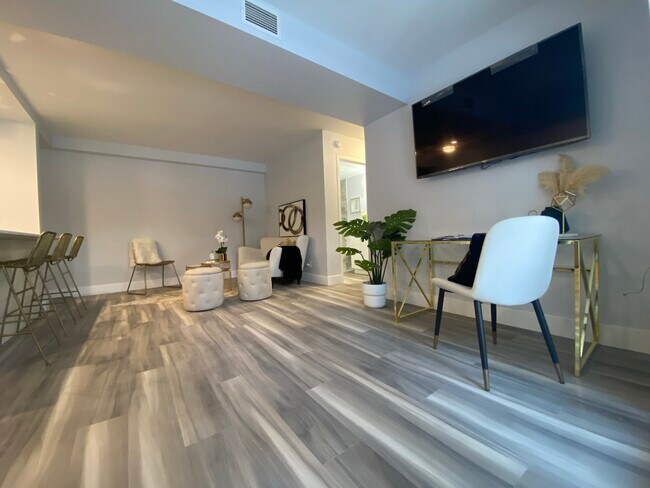 Building Photo - Beautiful Ground-Floor 2-Bed Corner Unit In Midtown Waterloo