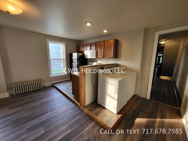 Foto del edificio - Large 4 Bedroom apartment for rent.