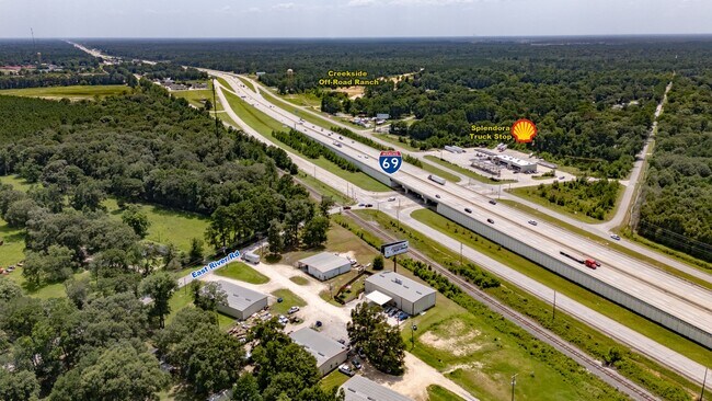 Foto del edificio - 26605 E River Rd