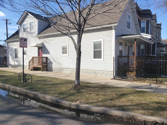 Building Photo - 1500 N Ridgeway Ave