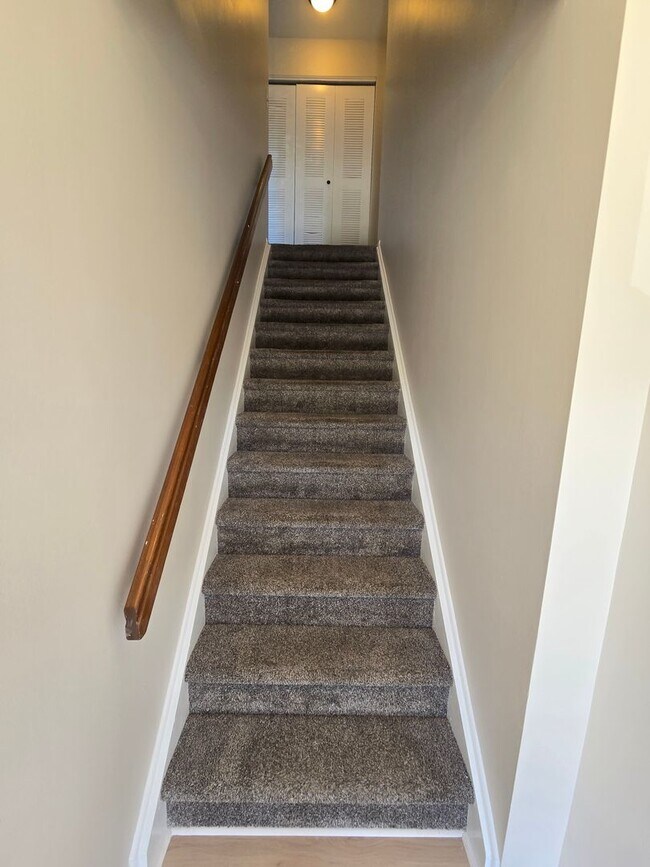 Building Photo - Commuter's delight! Freshly painted, 2-bed...