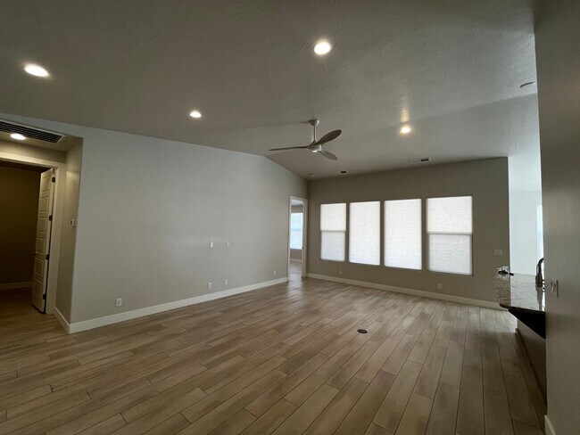 Foto del edificio - ADORABLE HOME IN BRIO FOR RENT!