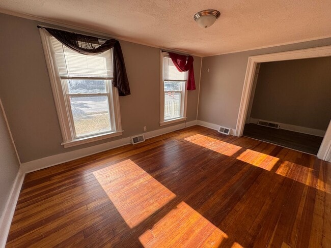 Building Photo - 618 E Locust St