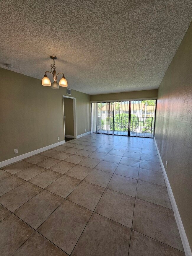 Building Photo - 1447 Lake Crystal Dr