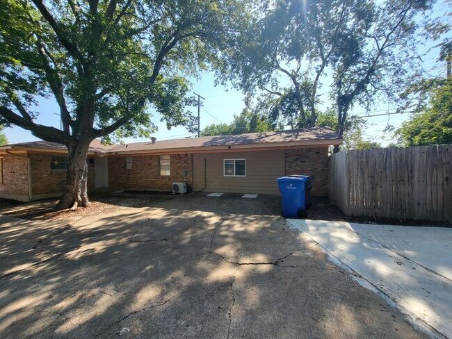 Building Photo - 1503 E Wells Ave