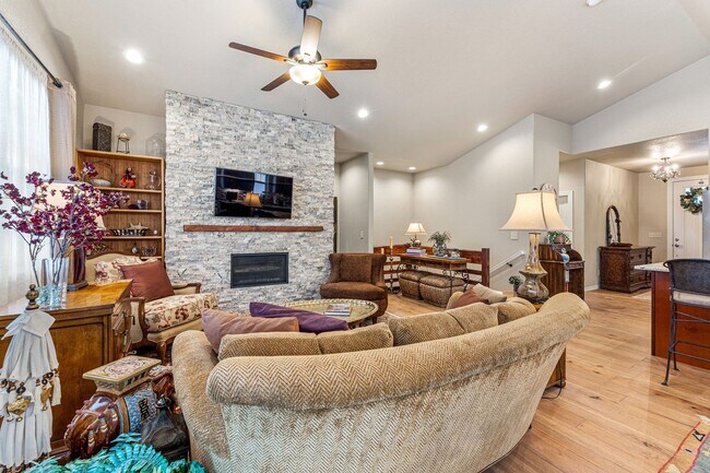 Foto del edificio - Main level Master suite with low maintenan...