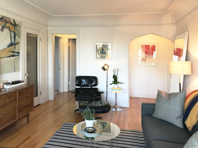 Living Room - 525 16th Ave E