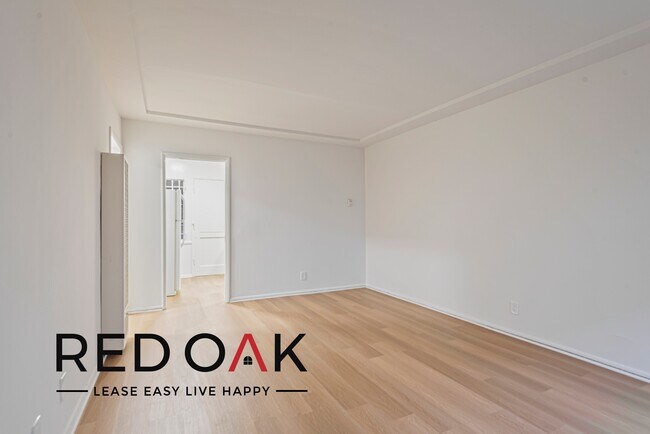 Building Photo - Cozy One Bedroom Walk-Up with Tons of Natu...