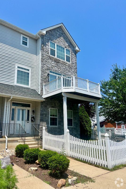 Building Photo - 712 Mill St