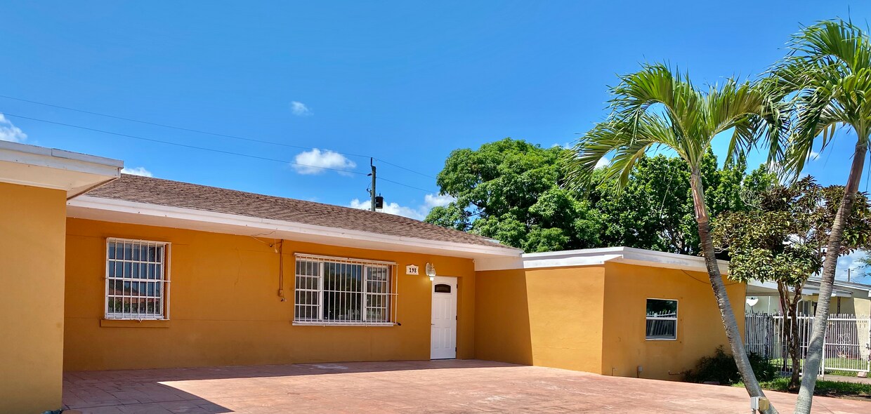 Entrance (Left Side) - 198 Grand Canal Dr