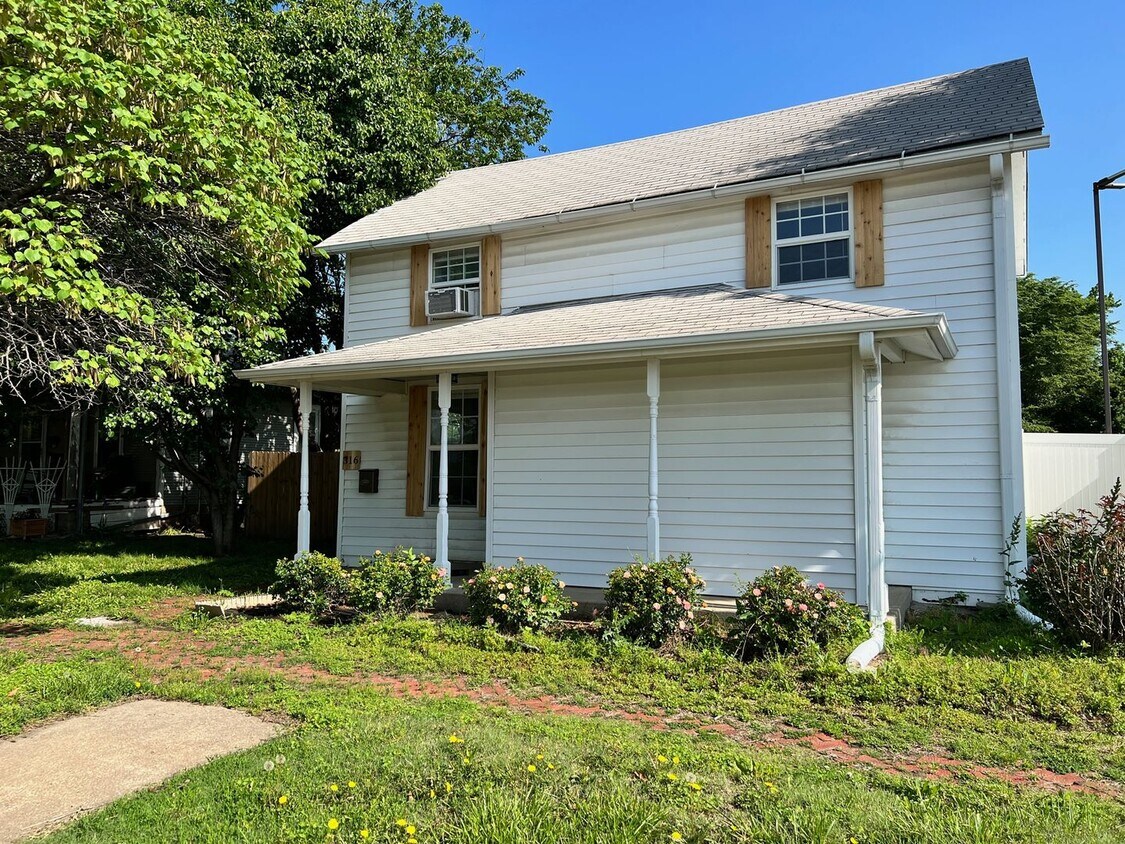 Primary Photo - Centrally located, pet friendly, 3 Bedroom...