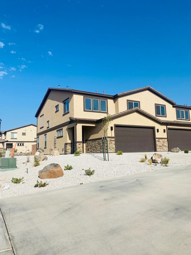 Building Photo - Townhome in Hurricane