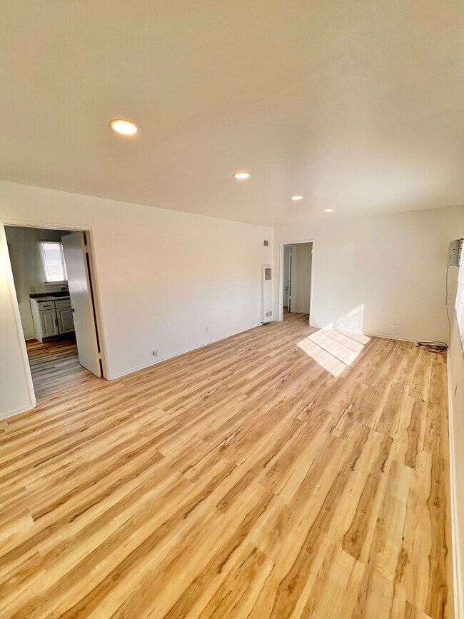 Building Photo - 6015 Cahuenga Blvd