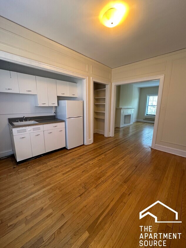 Primary Photo - 1031 Dempster St