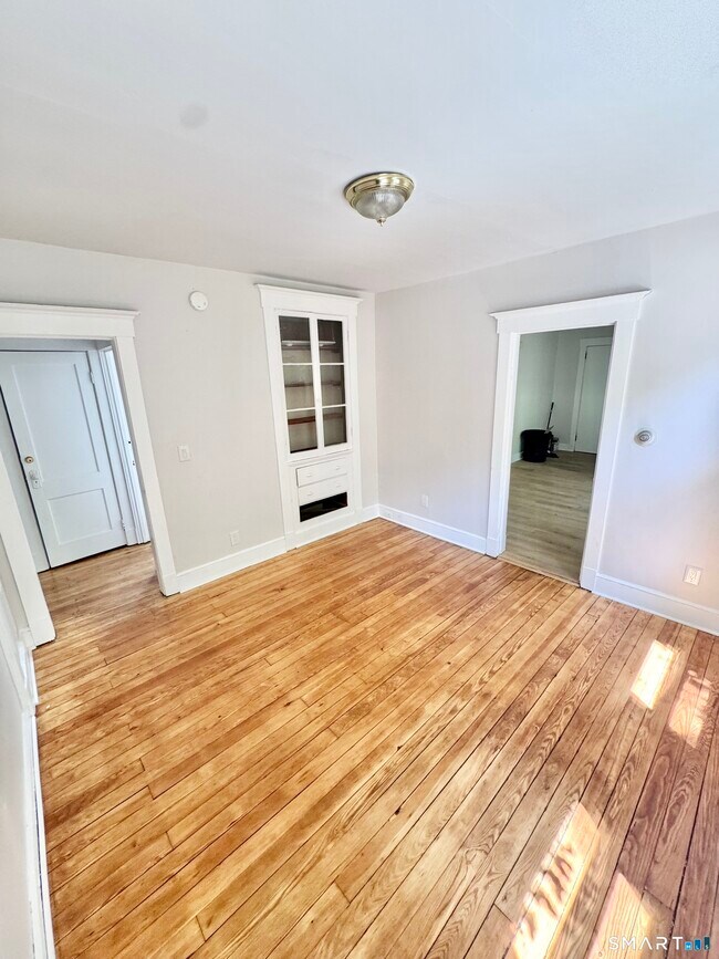 Building Photo - 65 Lilac St