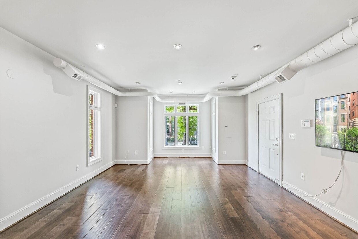 Modern U Street Condo | 2 Bed | 2 Bath | 1000 Sf | Large Balcony | 1 Parking Space - Modern U Street Condo | 2 Bed | 2 Bath | 1000 Sf | Large Balcony | 1 Parking Space