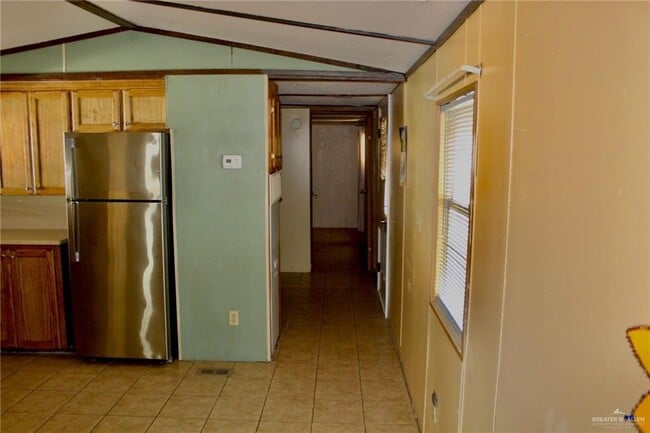 Building Photo - 1304 Breezy Dr