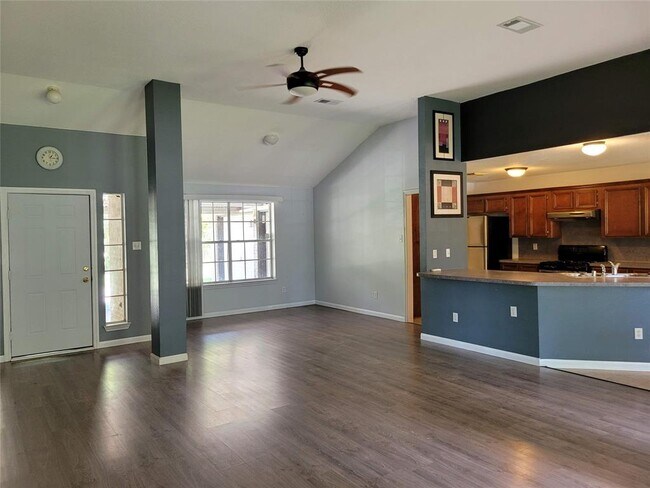Foto del edificio - 215 Fir Ridge Dr