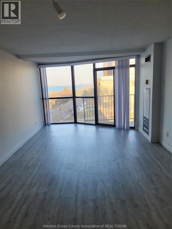 Photo du bâtiment - 515 Riverside Dr W