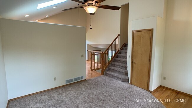 Foto del edificio - 1334 S Canoe Creek Dr