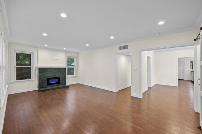 Building Photo - 903 E Live Oak St