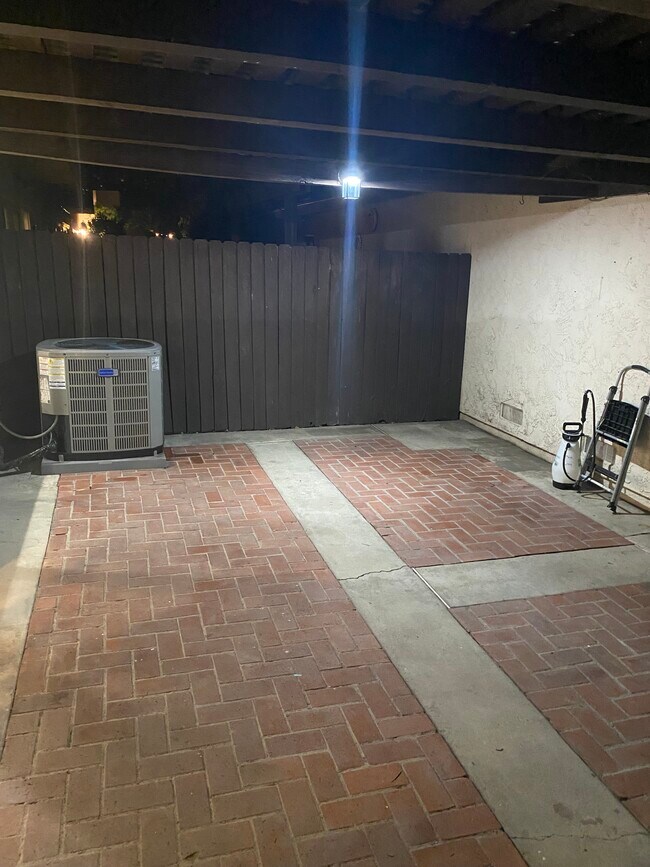 Building Photo - 851 Hartford Ln