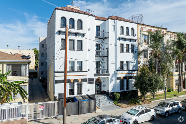 Building Photo - Chateau Los Feliz