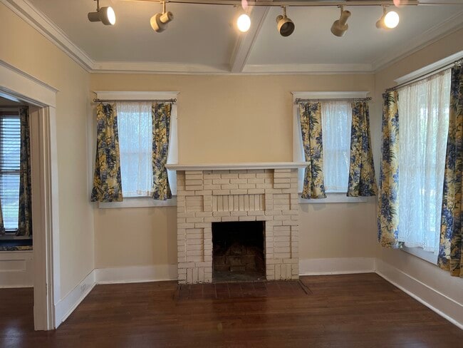 Building Photo - 946 W Gramercy Pl