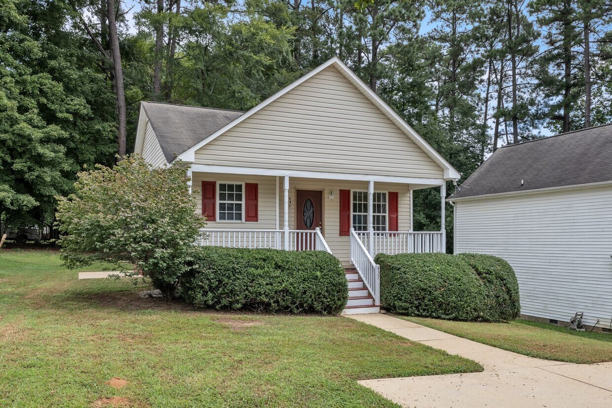 Foto principal - 3 Bedroom, 2 Bath Downtown Wake Forest Home!