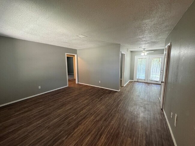 Foto del edificio - Newly remodeled with New Luxury Vinyl Plan...