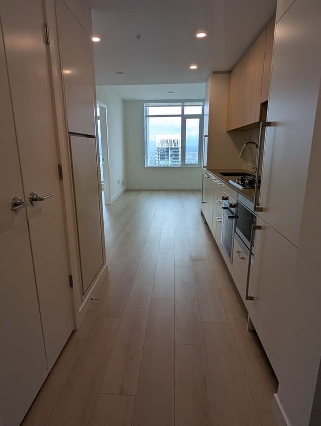 Building Photo - 6468 Willingdon Av