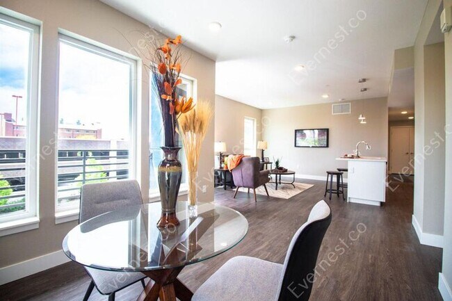 Foto del edificio - 2374 S University Blvd