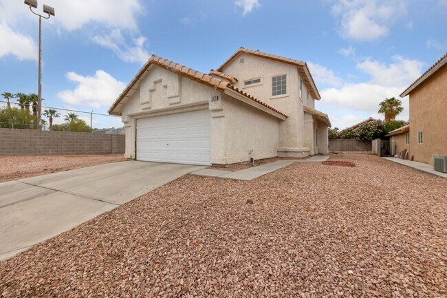 Foto del edificio - Spacious 4-Bedroom Home on Oversized Lot –...