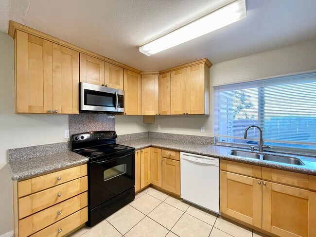 Building Photo - 3 Bedroom 1.5 Bath Condo in University Cit...