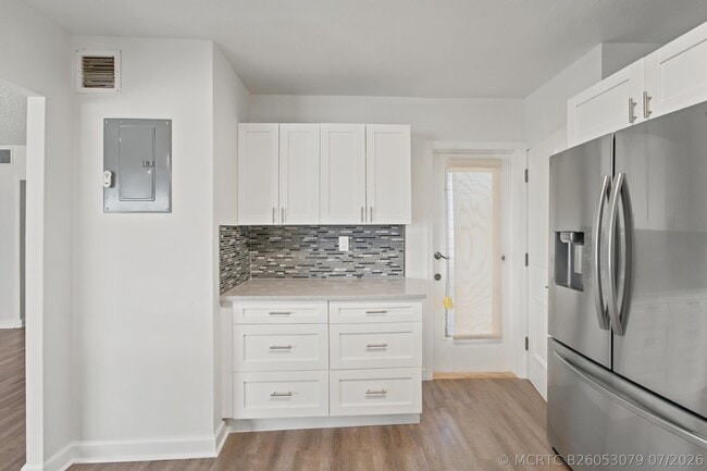 Building Photo - 203 W Greenway Dr