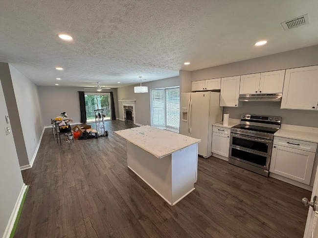 Building Photo - 5085 Village Green Way