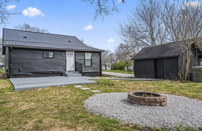 Building Photo - Newly Renovated Home