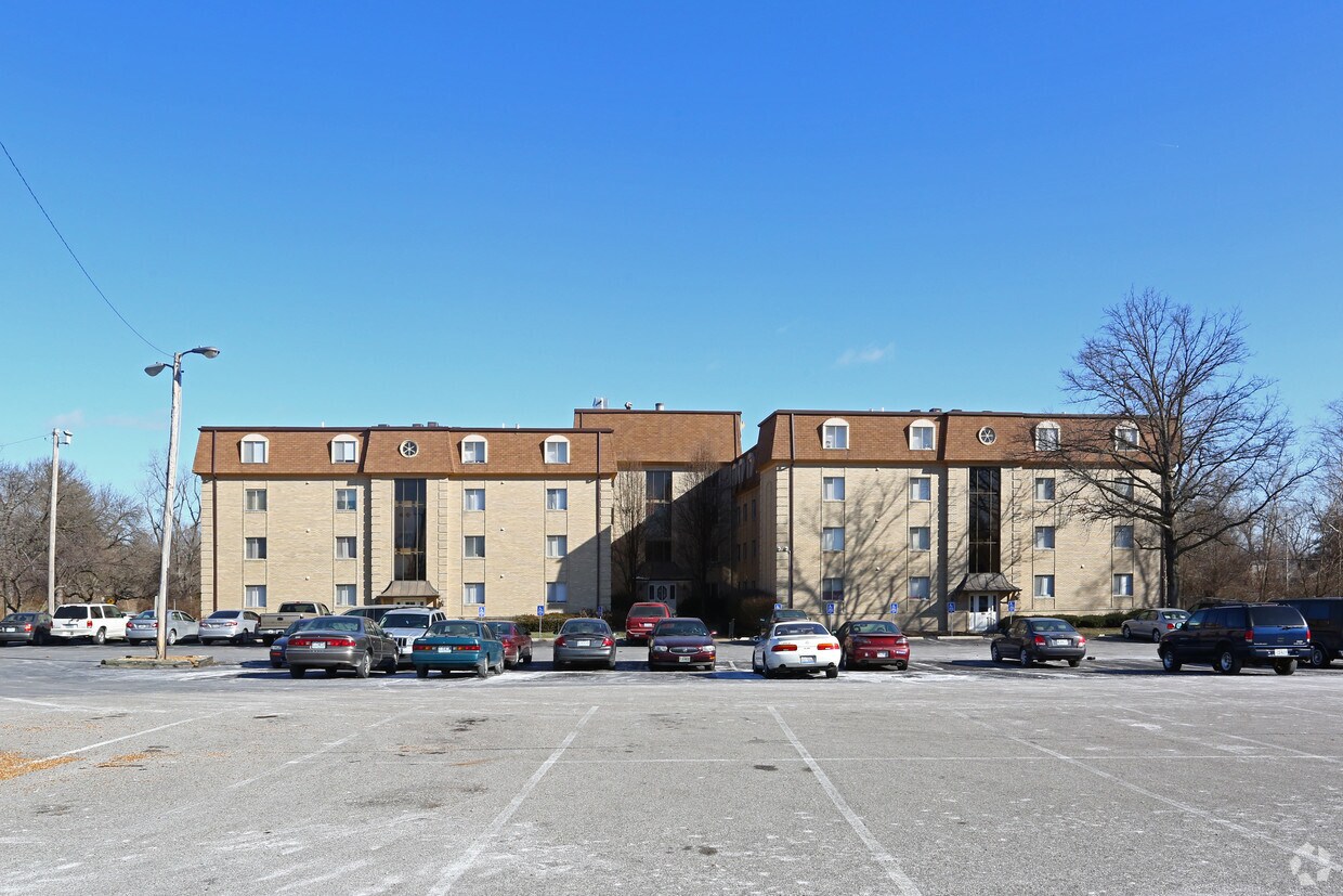 Versailles Apartments Rentals in Saint Louis at 15441550 Northwinds