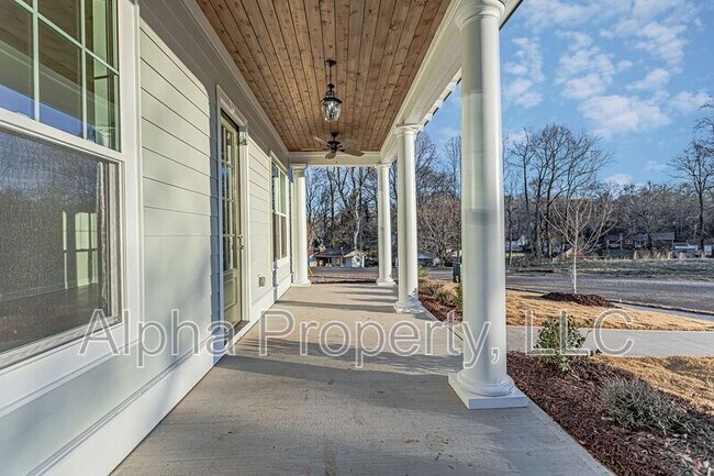 Foto del edificio - 113 Hemlock Dr