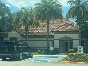 Building Photo - 520 S Park Rd