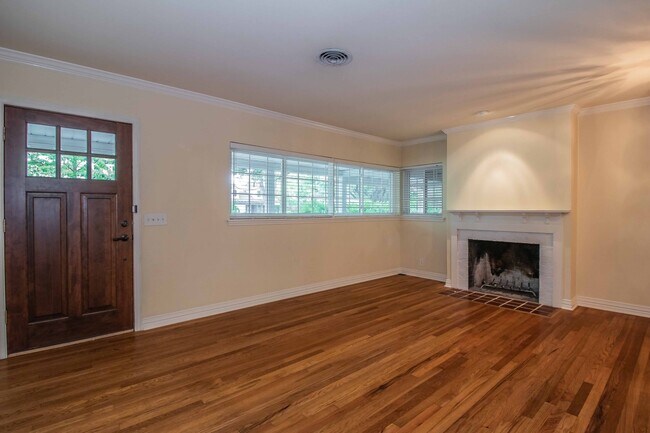 Building Photo - Awesome CRESTWOOD Home!!!