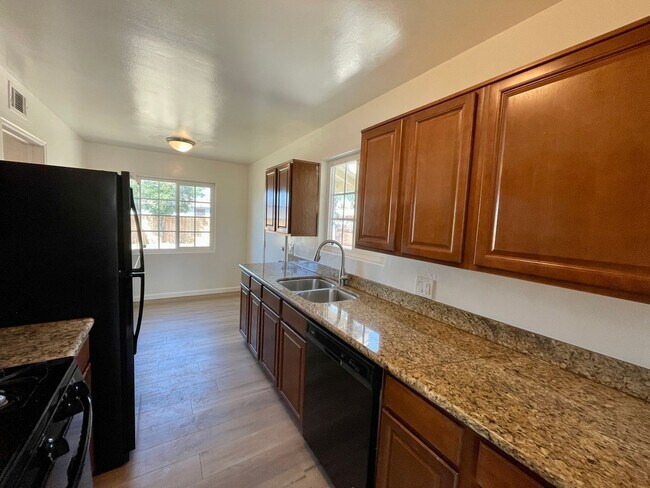 Building Photo - Newly Renovated 3B/1.5BA House in Escondido!