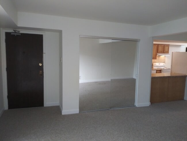 Building Photo - 1154 S Forums Ct