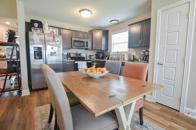 Building Photo - Pet Friendly Three Bedroom!